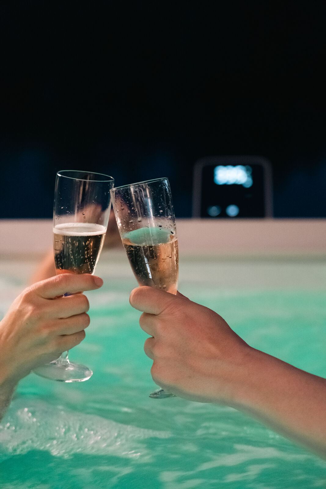 MSpa Whirlpool OSLO PLUS XXL 180 x 180 cm -  inkl. WiFi, LED, UVC