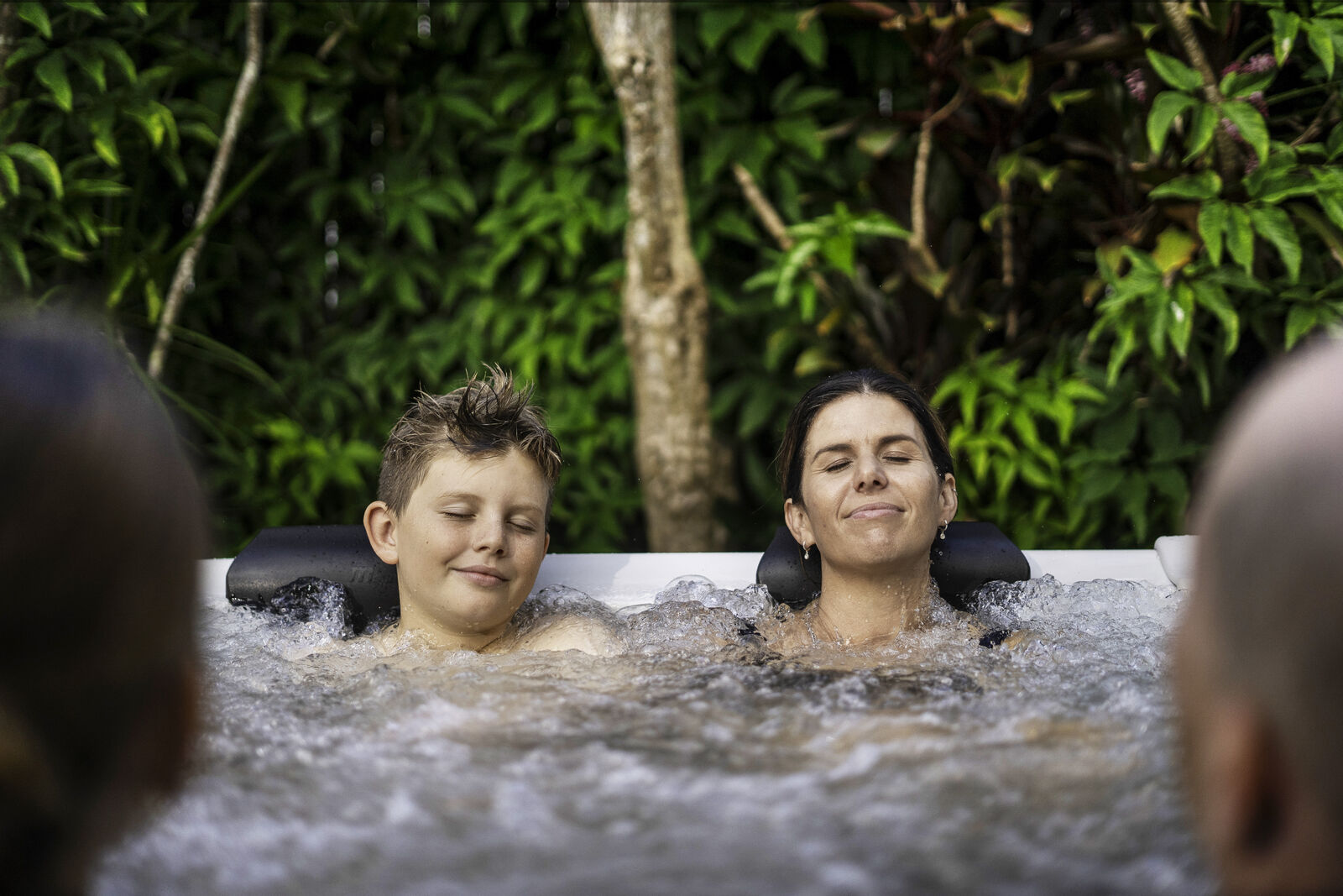 MSpa Whirlpool AMBER inkl. LED, WiFi, UVC - 120 Luftdüsen // 8 Hydromassagedüsen