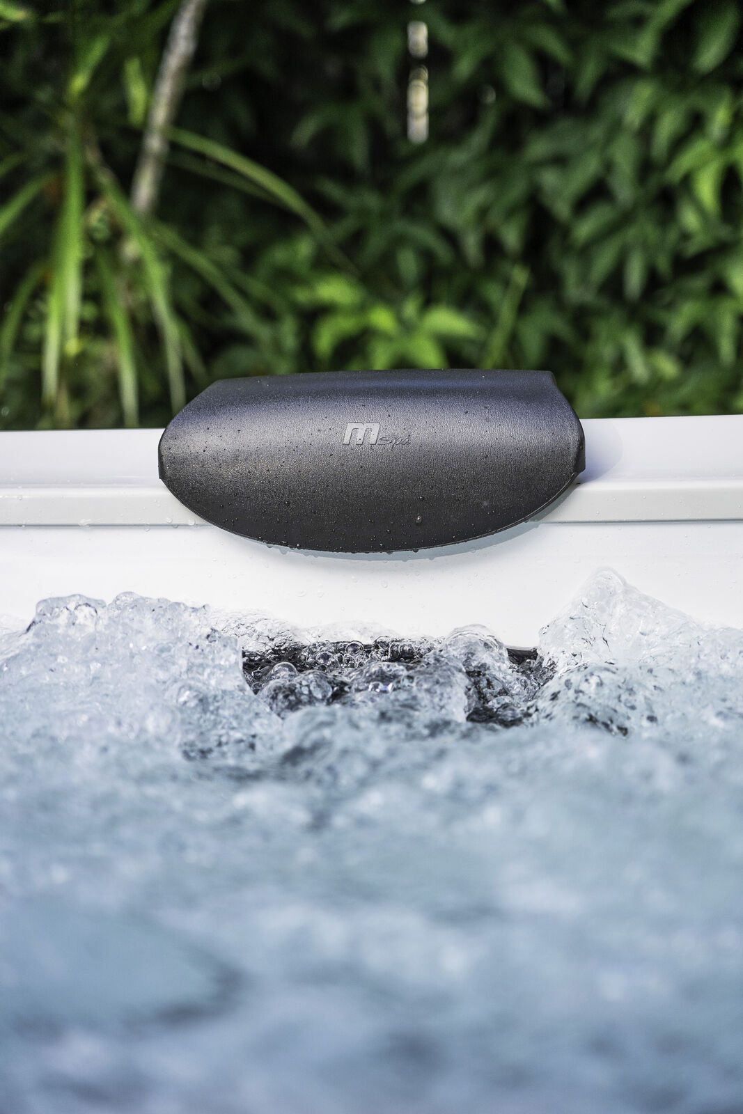 MSpa Whirlpool AMBER inkl. LED, WiFi, UVC - 120 Luftdüsen // 8 Hydromassagedüsen