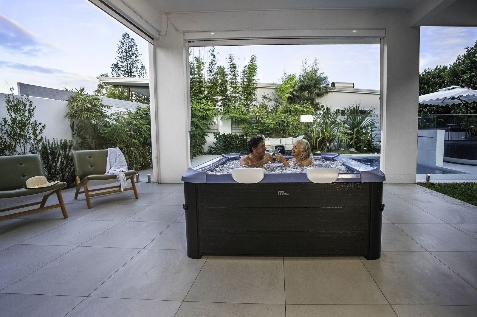 MSpa Whirlpool OSLO Sapphire inkl. LED / WiFi / UVC /  120 Luftdüsen / 8 Hydromassagedüsen F-SAW063W