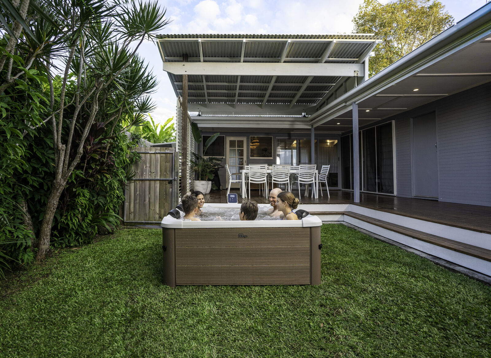 MSpa Whirlpool AMBER inkl. LED, WiFi, UVC - 120 Luftdüsen // 8 Hydromassagedüsen