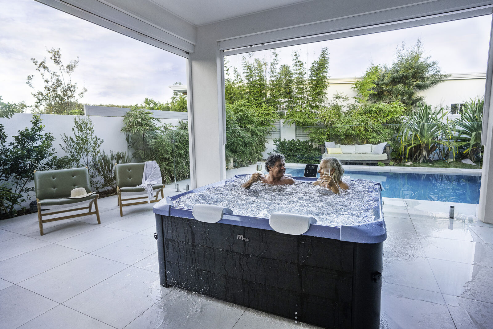 MSpa Whirlpool OSLO Sapphire inkl. LED / WiFi / UVC /  120 Luftdüsen / 8 Hydromassagedüsen F-SAW063W