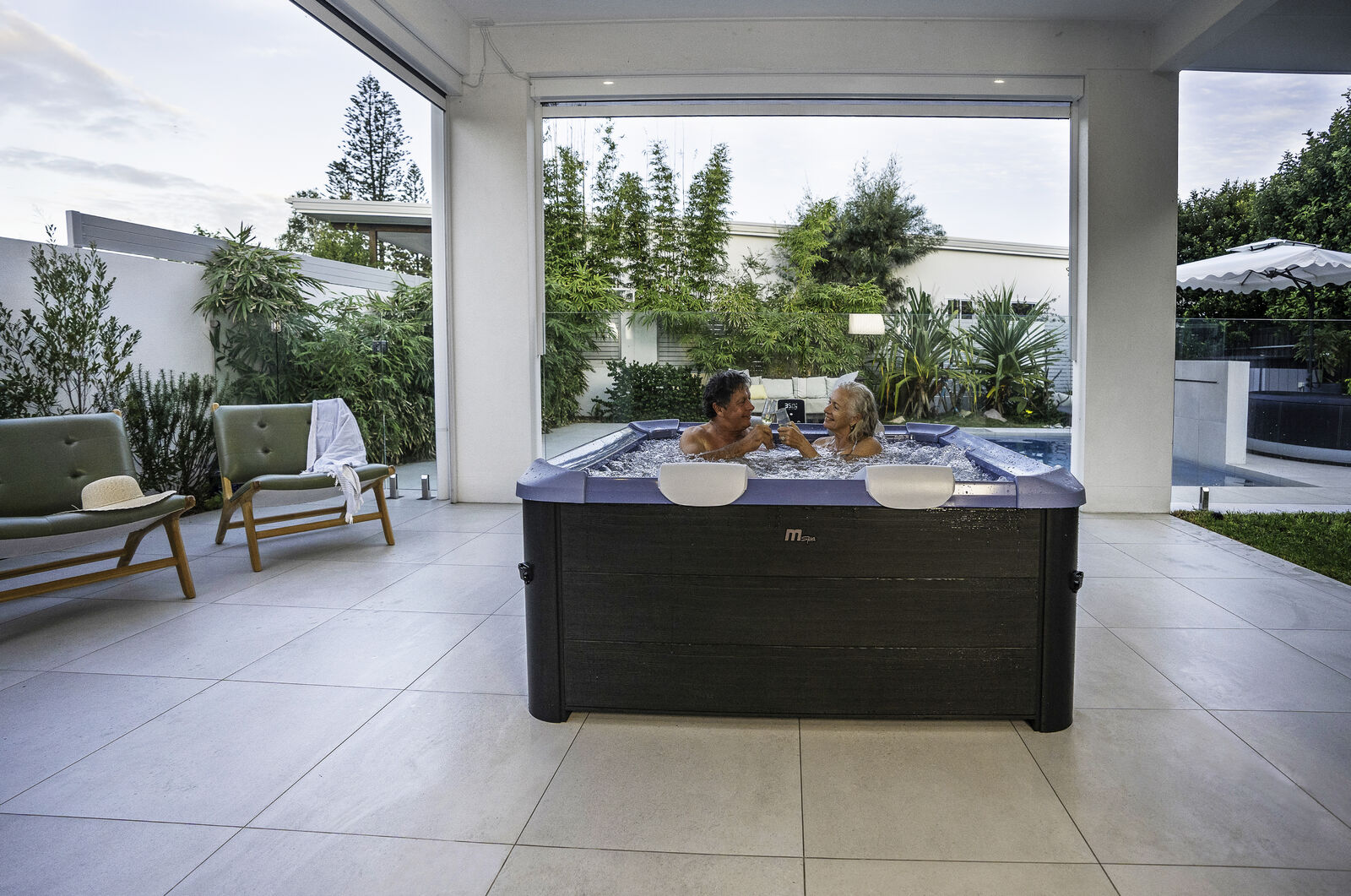 MSpa Whirlpool OSLO Sapphire inkl. LED / WiFi / UVC /  120 Luftdüsen / 8 Hydromassagedüsen F-SAW063W