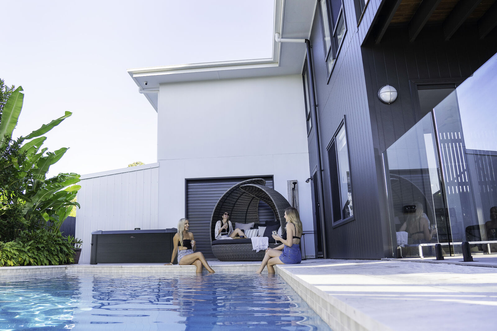 MSpa Whirlpool OSLO Sapphire inkl. LED / WiFi / UVC /  120 Luftdüsen / 8 Hydromassagedüsen F-SAW063W